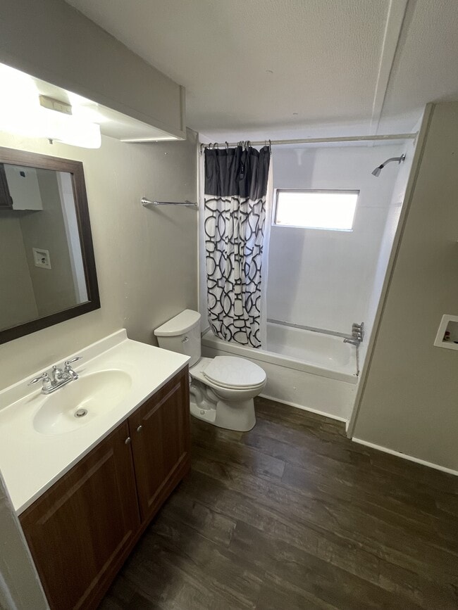 Photo - 211 Victoria Cir