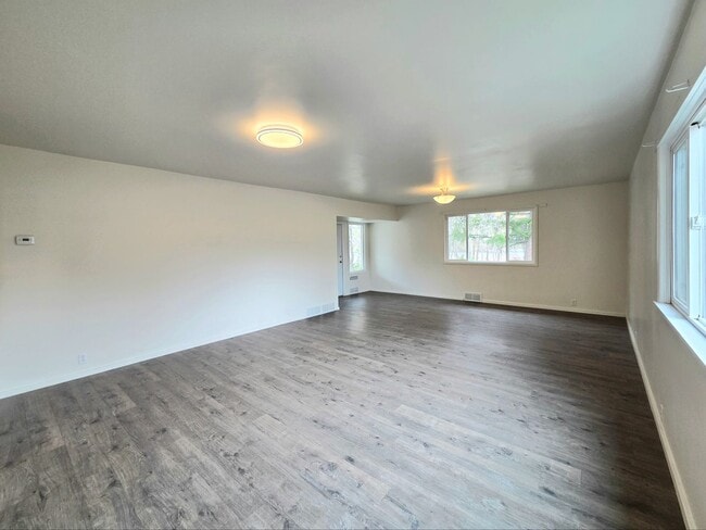 Photo - 4-Bedroom + Den, 2-Bath House for Rent in Cashmere ON THE RIVER!!