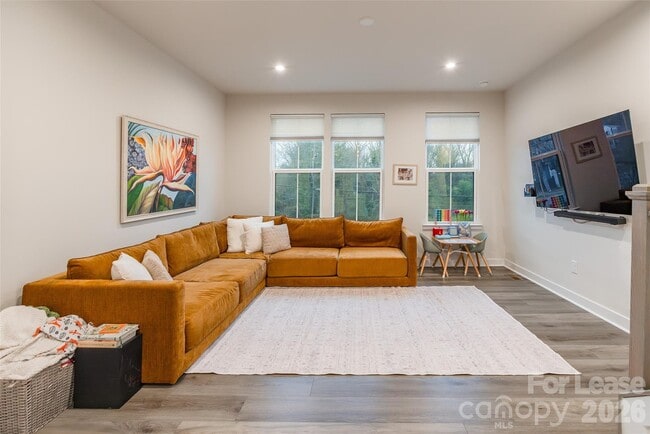 Photo - 924 Broad River Ln