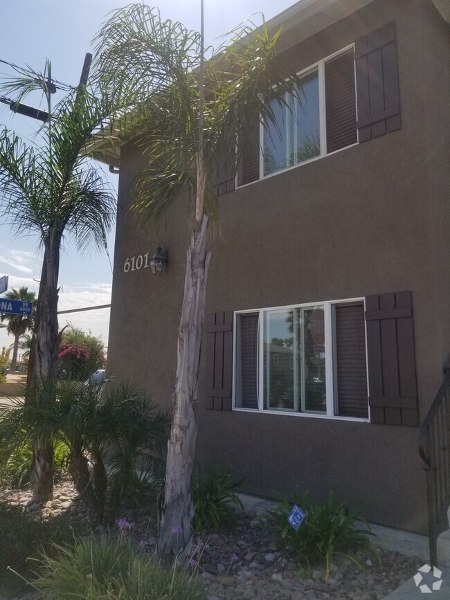 Building Photo - Clean Upstairs Unit In Convenient Location... Rental