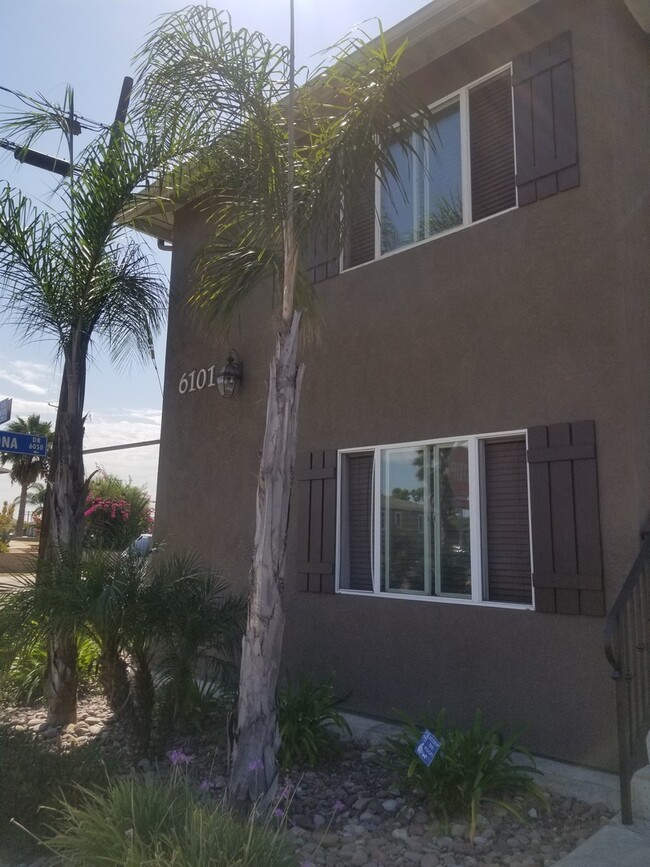 Clean Upstairs Unit In Convenient Location... - Clean Upstairs Condo Unit In Convenient Location...