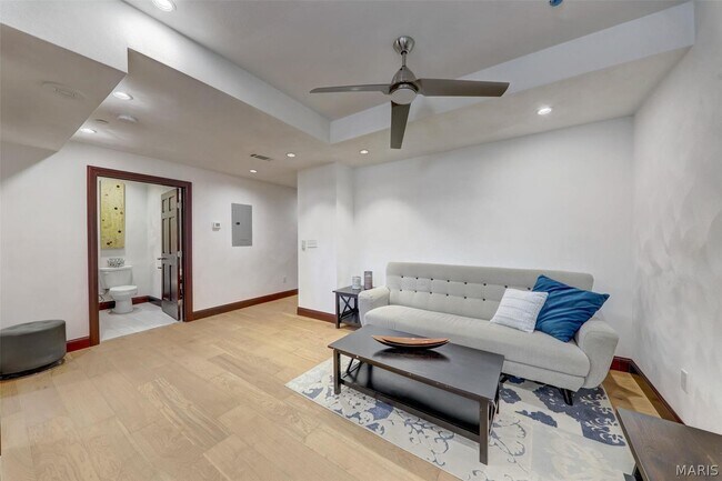 Photo - 3681 Lindell Blvd