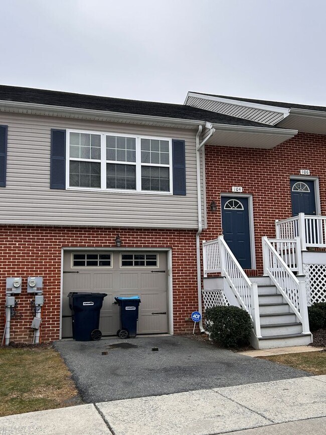 Building Photo - 3 Bed 2 Bath Townhouse In Mountville For Rent!