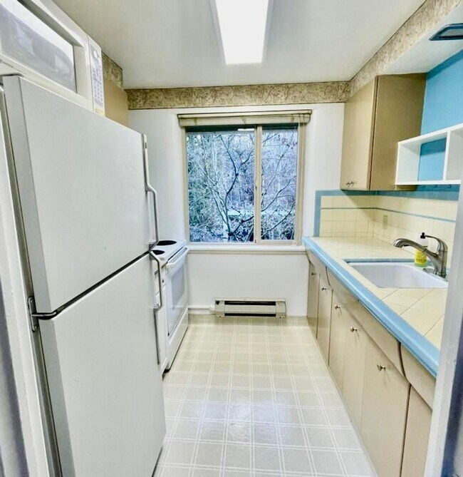 Photo - One Bedroom Condo Near University of Washi...