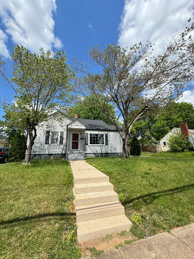 Building Photo - Cute 2 Bed 1 Bath House on Corner Lot