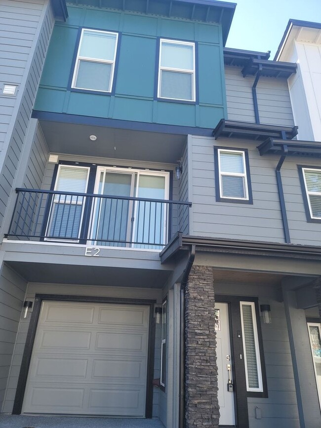 Building Photo - Stunning Tri Level 3/2.5 Townhome in the G...