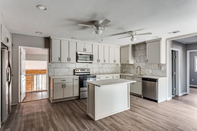 Photo - 1612 Woodview Dr