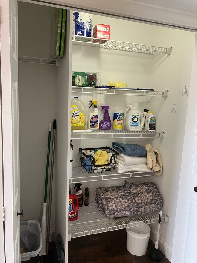 Building Photo - 5428 Swift Rd Unit Imperial Place