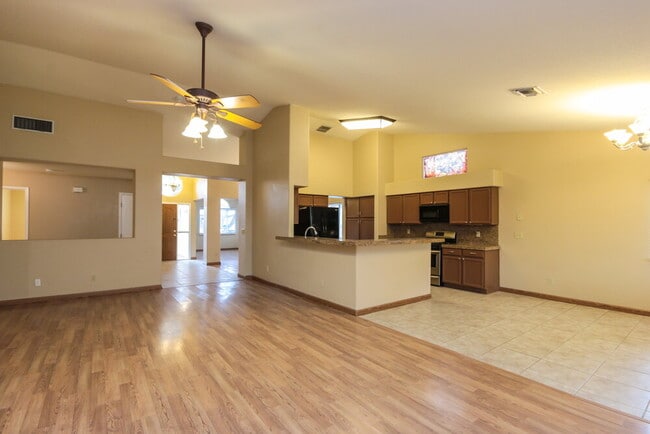 Photo - 8915 N Veridian Dr