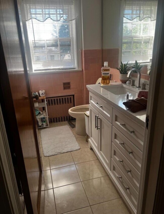 Shared bath - 1259 Grandview Ave Unit 1259