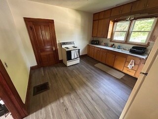 Photo - 140 E Lewis St