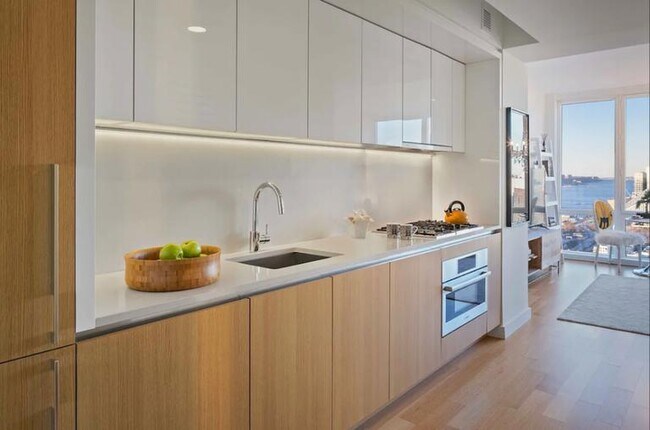 635 W 42nd St Unit 17T