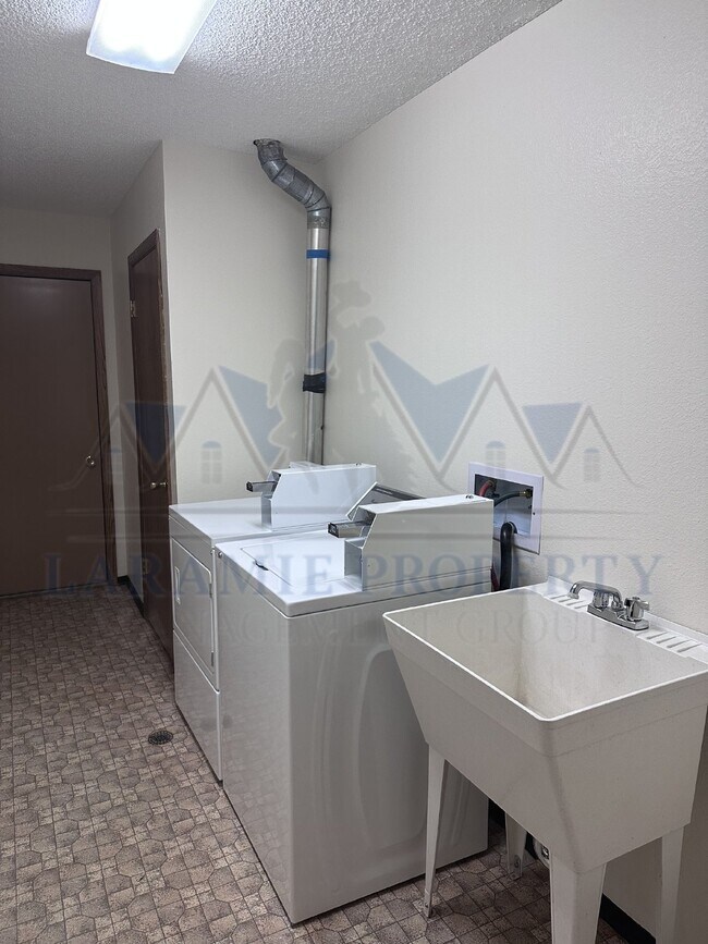 Garden-Level 1-Bedroom with Walk-In Closet -Near UW Bus Lot