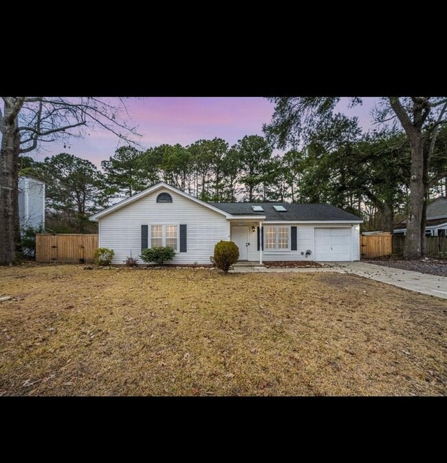 Building Photo - 2135 Pinehurst Ave