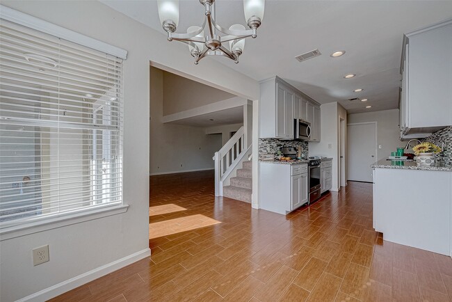 Photo - 2022 Highland Hills Dr