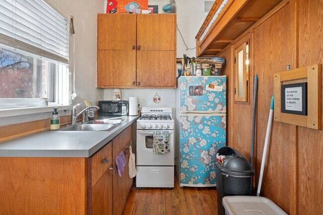 Building Photo - 223 Bates Ave Unit Studio Rental