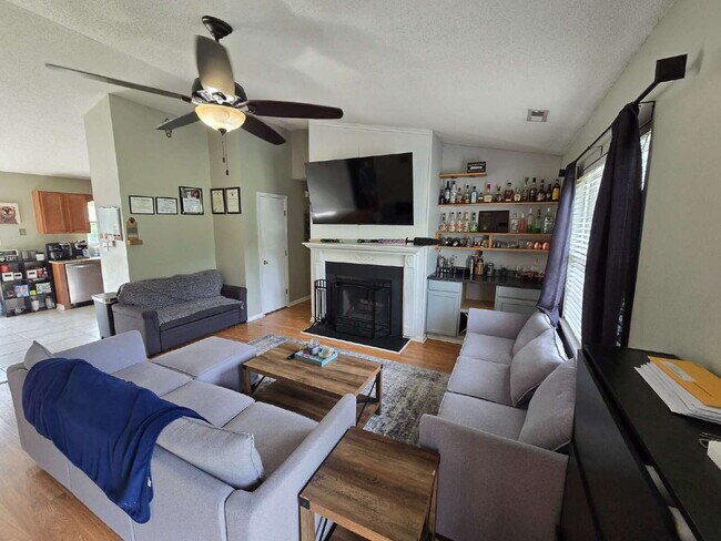 Photo - "Charming 3-Bedroom Home with 2 Full Baths in Jacksonville's Cozy Winterberry Court!"