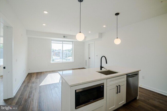 Building Photo - 5904 Germantown Ave Unit 405