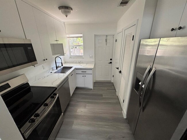Photo - 880 SE 12th St Unit 2