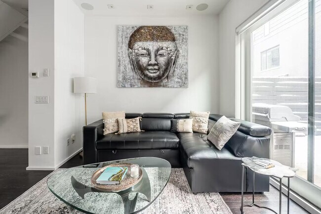 Photo - 852 Dundas St W Unit ID1037064P