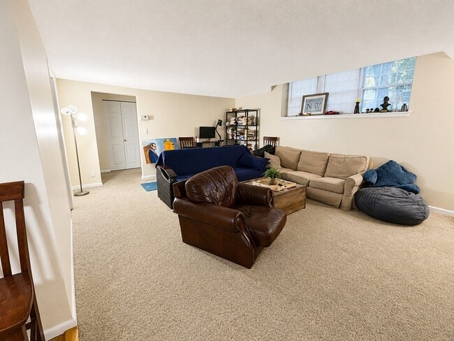 Building Photo - 7 Lake Shore Ct Unit 2B