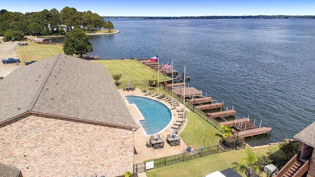 Welcome to your lakeside sanctuary in the ... - Welcome to your lakeside sanctuary in the ... Unidad 116