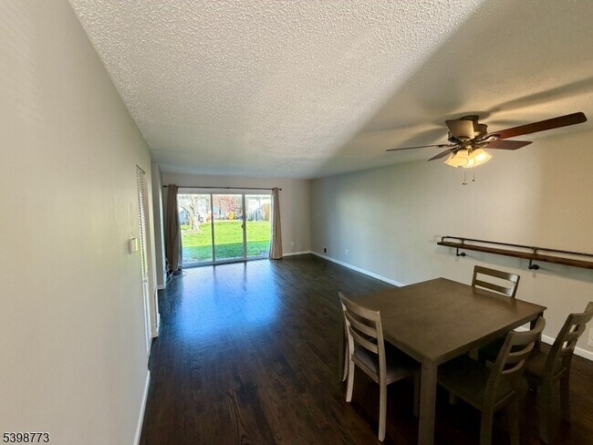 Photo - 347 Bromley Pl