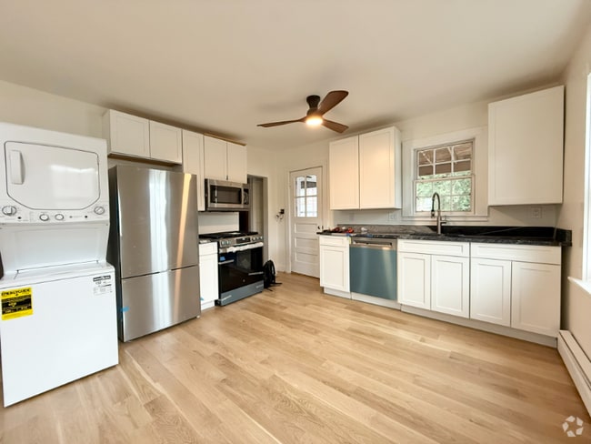 Building Photo - 51 Pleasant St Rental