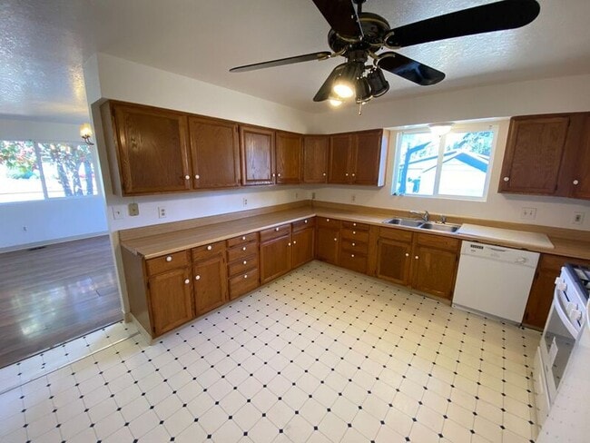 Photo - 1011 Cedar St