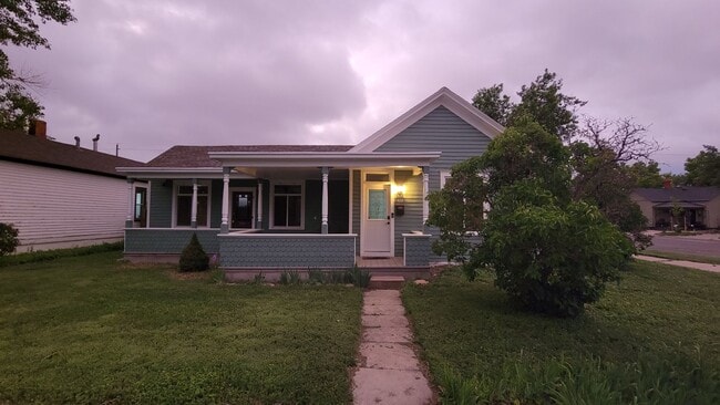 Photo - PET FRIENDLY 3 BEDROOM, 2 BATHROOM, DOWNTOWN LOCATION!