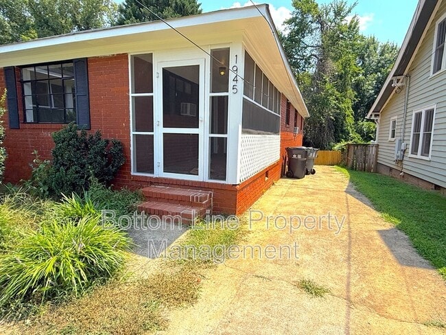 Photo - 1945 Woodcrest Ave