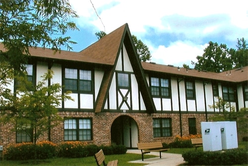 Building Photo - Tudor Gardens Rental