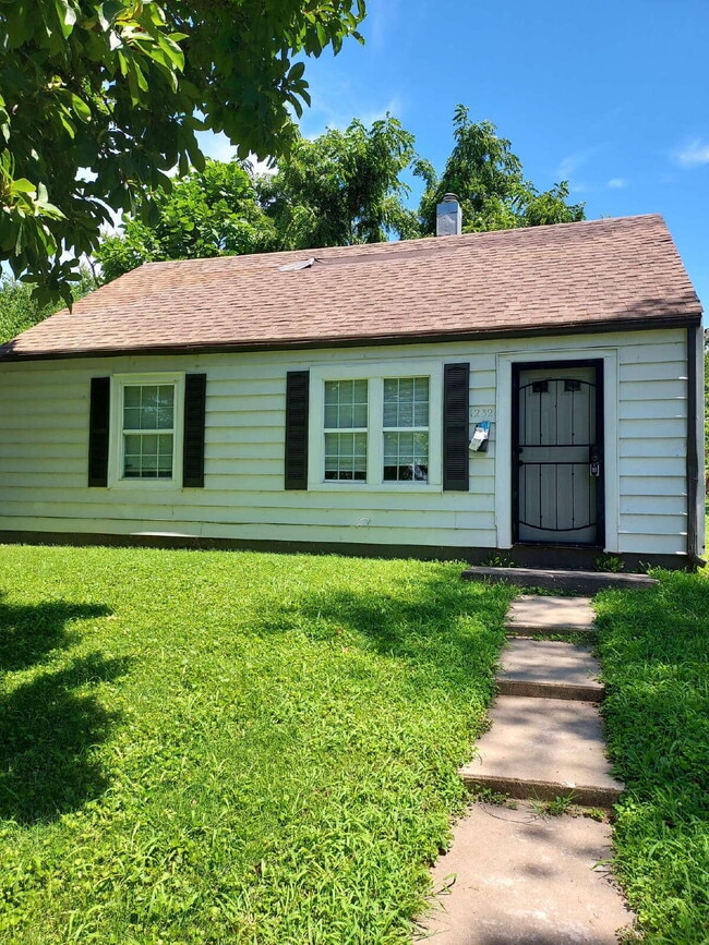 Building Photo - "Charming 2-Bedroom Gem with Cozy 744 Sq F... Rental