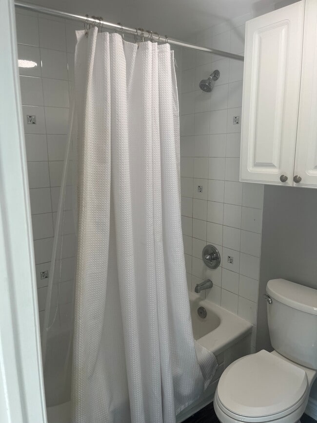 Photo - Bachelor _ Queen and Broadview Unit 206