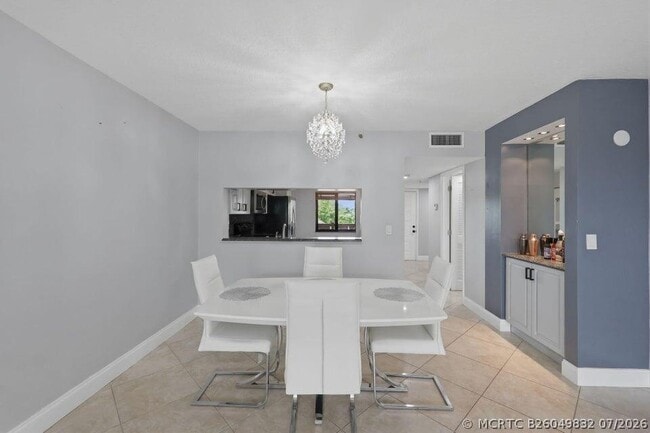 Building Photo - 2206 S Cypress Bend Dr Unit 401