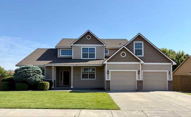 Photo - Spacious 4 bed, 2.5 ba + 2 Bonus Rooms!