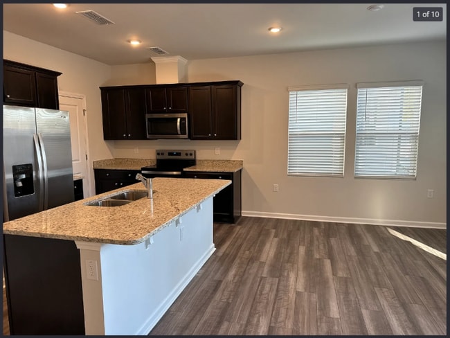 Photo - 874 McKenzie Pk Ter