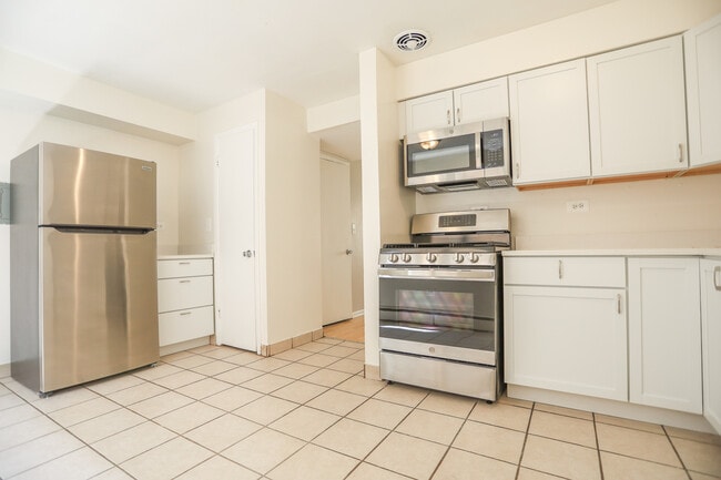 Photo - 1660 W Pratt Blvd Unit 3S