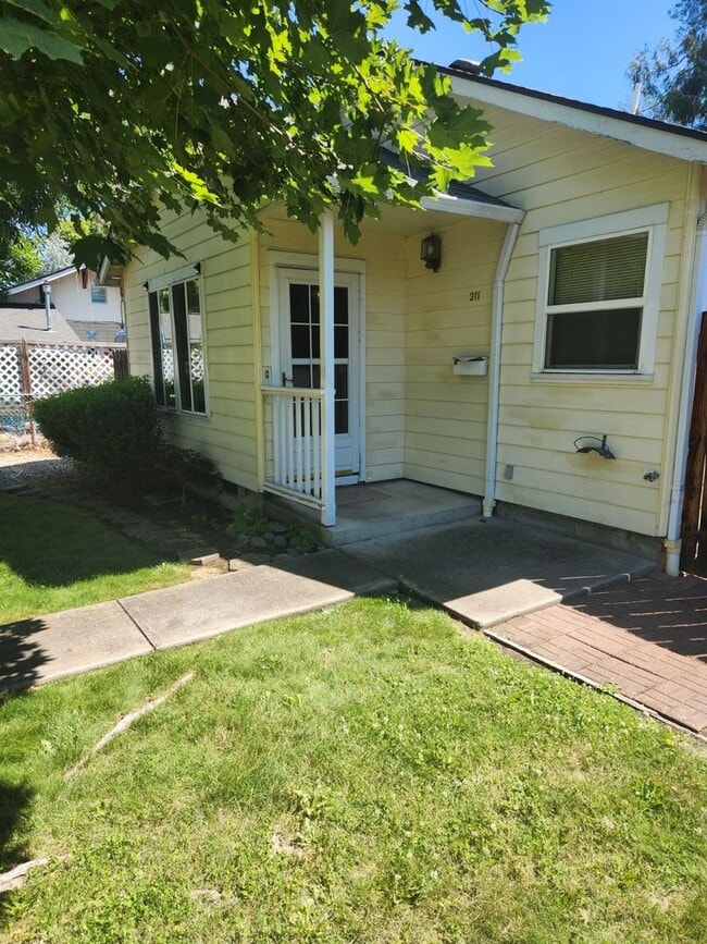 Building Photo - ***PROCESSING APPLICANT***Great 3 bdrm, 1.... Rental