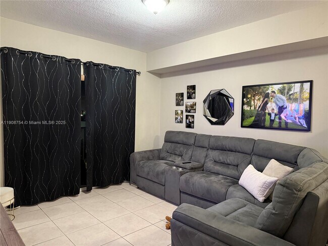 Photo - 11060 SW 196th St Unidad 607