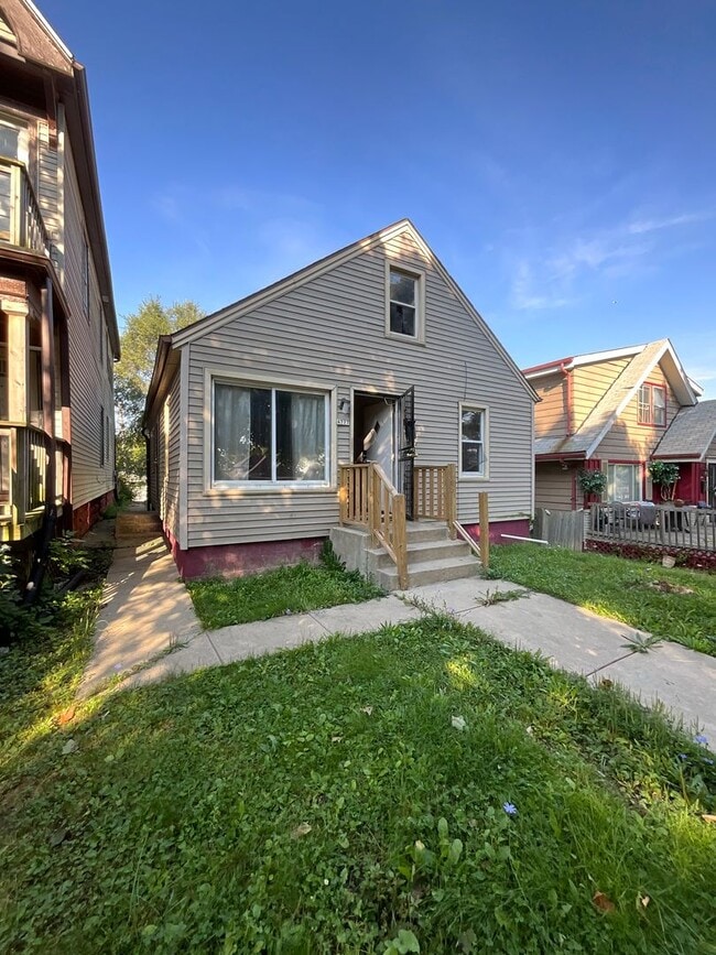 Building Photo - Freshly Renovated 4-Bedroom Home in Garden...