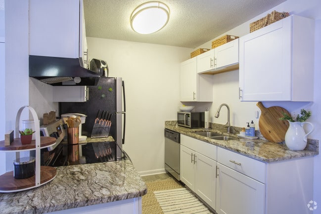 2HAB, 1BA - Country Club Apartments