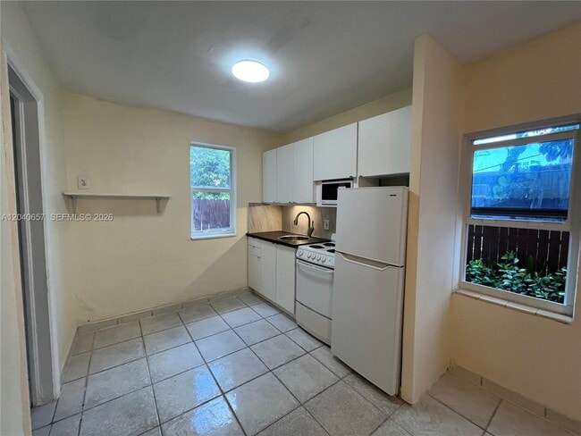 Photo - 820 SW 31st Ave Unit S