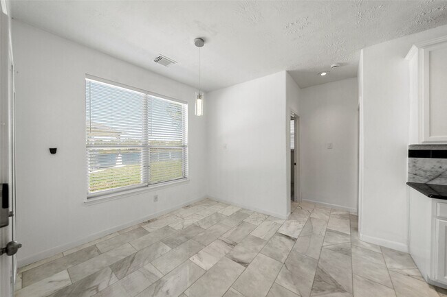 Photo - 1922 Lake Grayson Dr