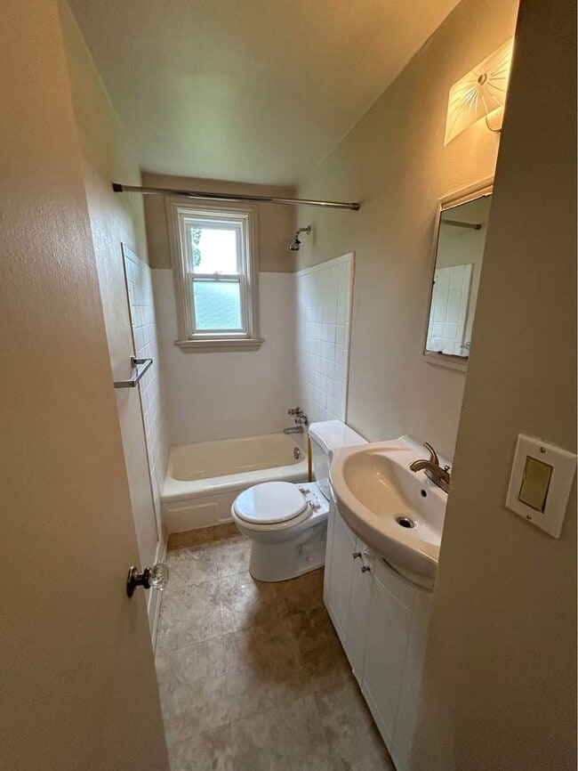 Photo - 1742 Confederation Line Unit 8