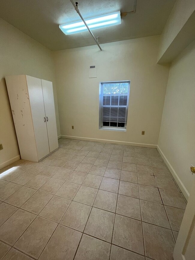 Photo - Prime location 2 Bedroom 1 Bath with Den D... Unidad 106-B