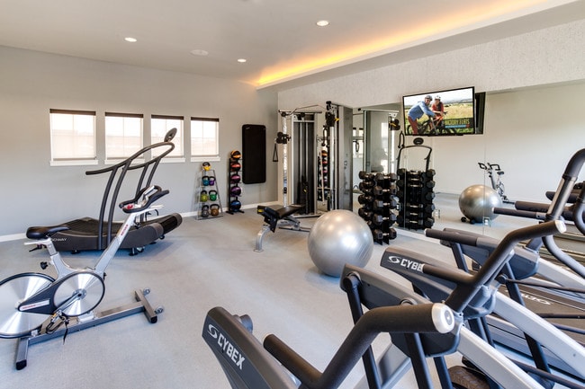 Gimnasio completamente equipado - Victory Flats at Elmonica Station Apartments