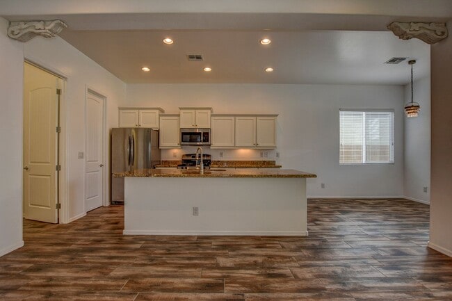 Photo - Beautiful 2 Bedroom with Den in Quailwood!