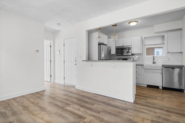 Building Photo - 300 Marginal St Unit 2 Rental