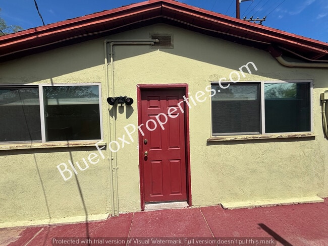 Building Photo - 3021 E Linden St Rental